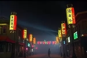 影片《风筝与铁塔》封面，输电铁塔下奔跑的身影