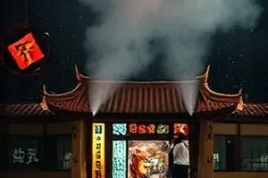 影片《回声里的小镇》封面，小镇广播站屋顶喇叭
